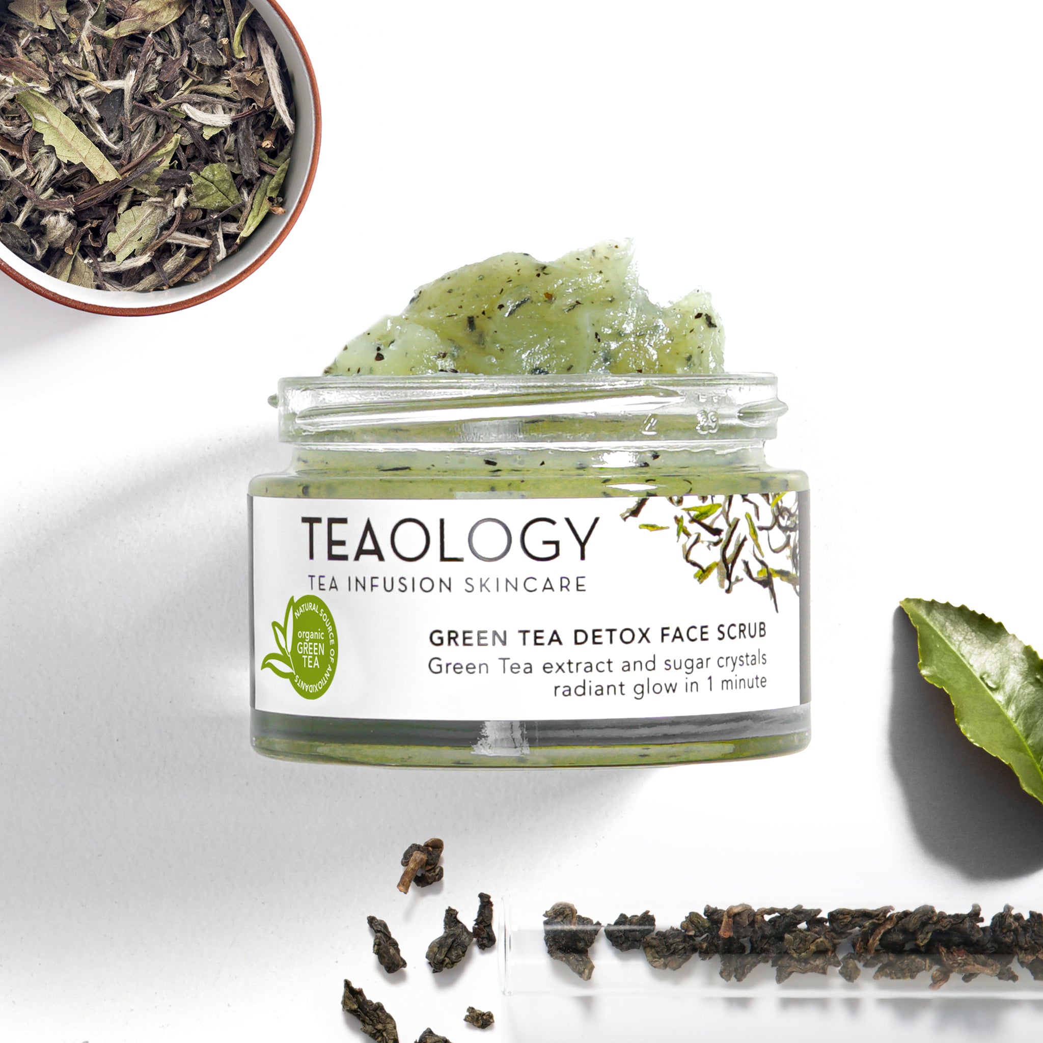 Scrub crema-burro viso con estratto di Tè verde Bio, foglie di tè e cristalli di zucchero ad azione detossinante e illuminante.