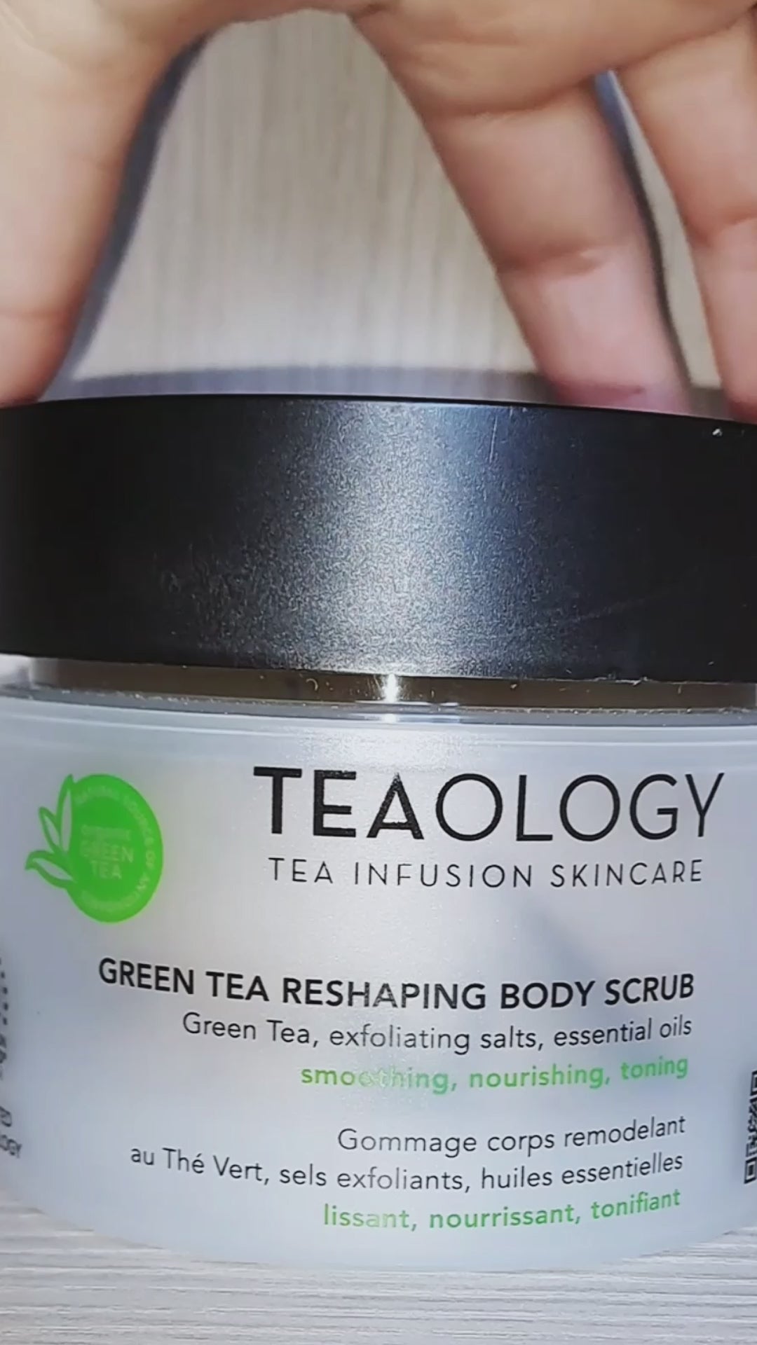 green tea reshaping body scrub con infuso di tè verde, oli essenziali e sali esfolianti