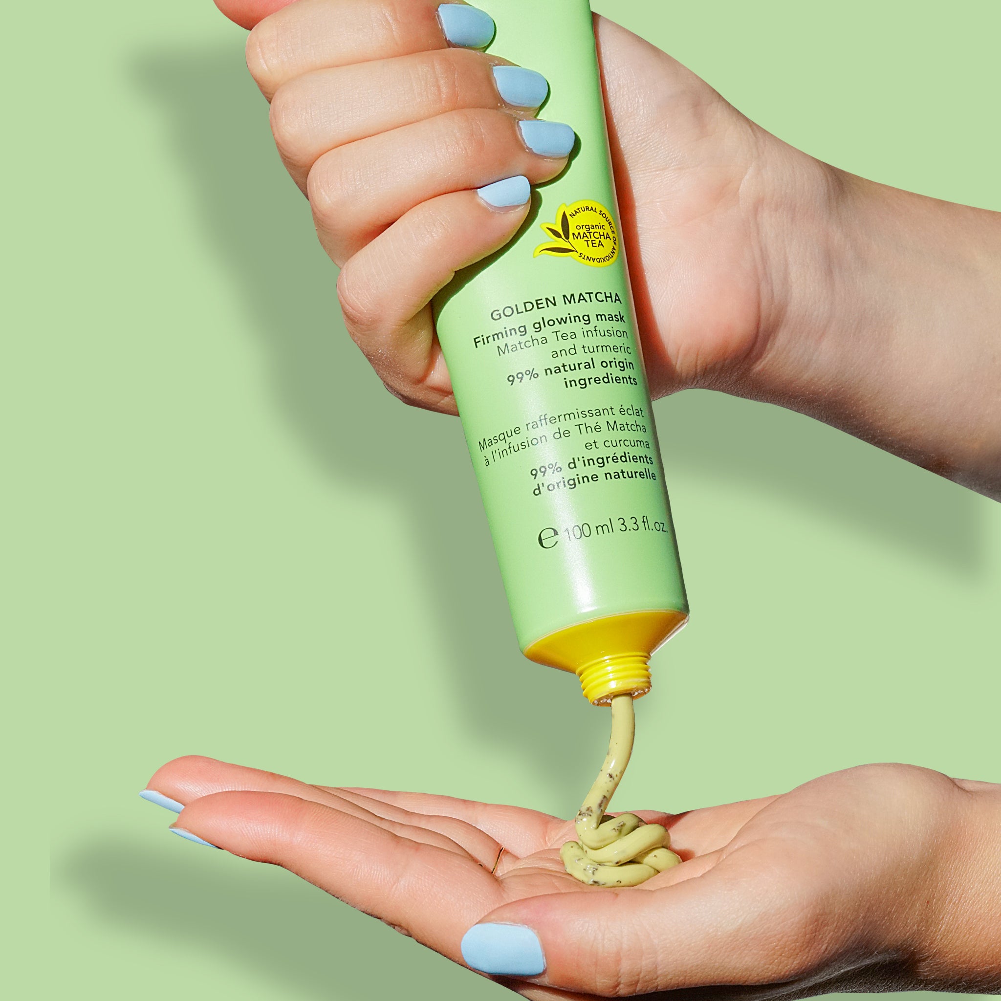 Maschera viso rassodante Golden matcha texture su mano, purificante e illuminante con infuso di Tè Matcha e Curcuma, rimuove le impurità, illumina, tonifica e protegge la pelle dall’invecchiamento cellulare.