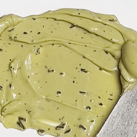 Maschera viso rassodante Golden matcha texture con pezzi di tè, purificante e illuminante con infuso di Tè Matcha e Curcuma, rimuove le impurità, illumina, tonifica e protegge la pelle dall’invecchiamento cellulare.