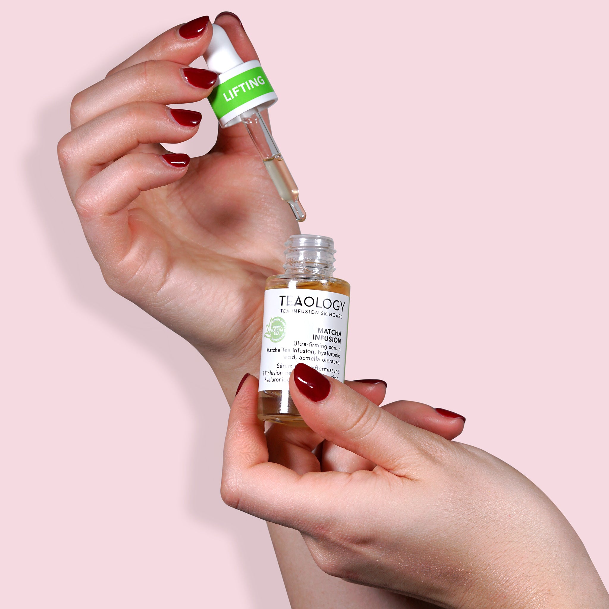 Siero Matcha infusion rassodante ad effetto lifting immediato con Acmella Oleracea, infuso di Tè Matcha e acido ialuronico molecolare.