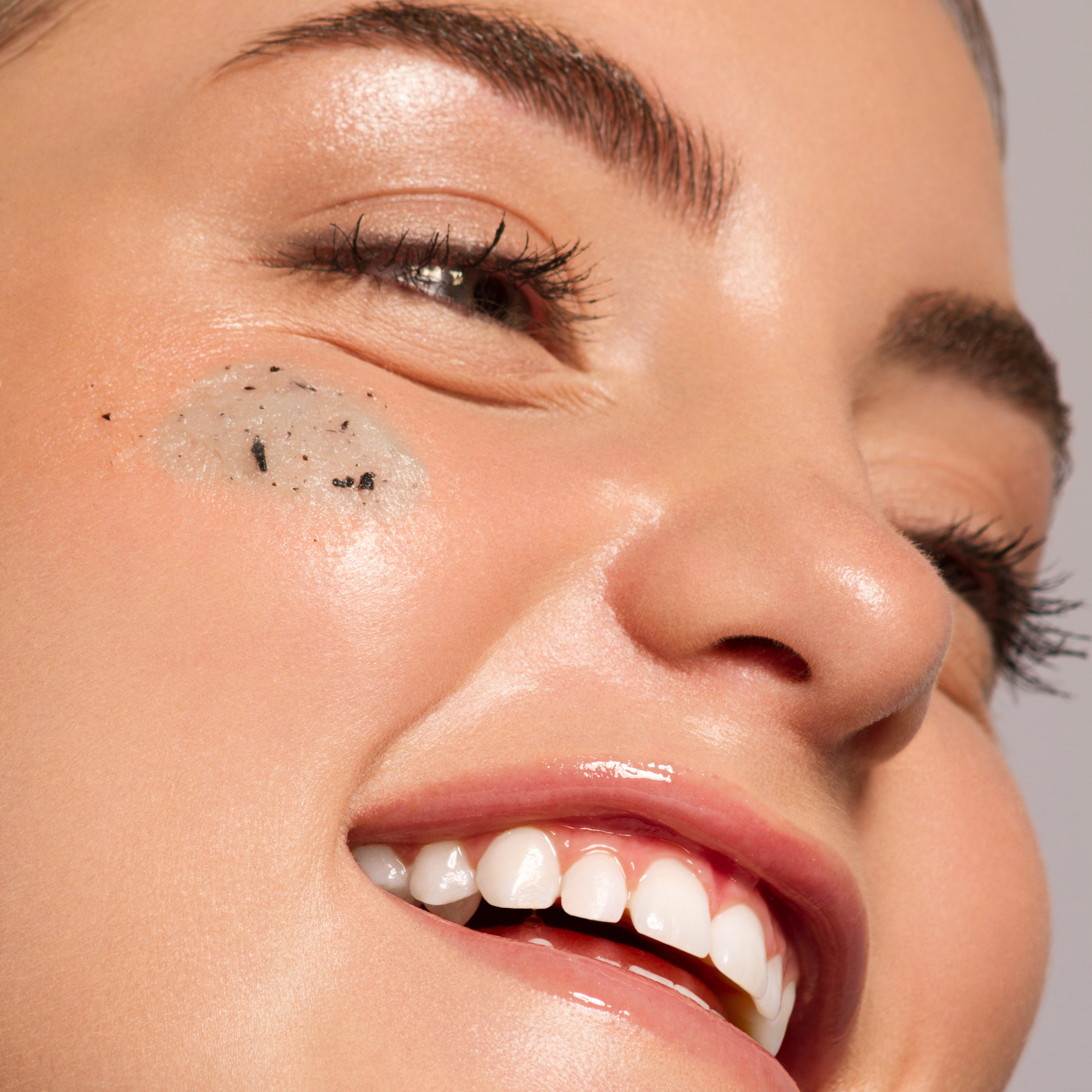 Texture su viso - Scrub crema-burro viso con estratto di Tè verde Bio, foglie di tè e cristalli di zucchero ad azione detossinante e illuminante.