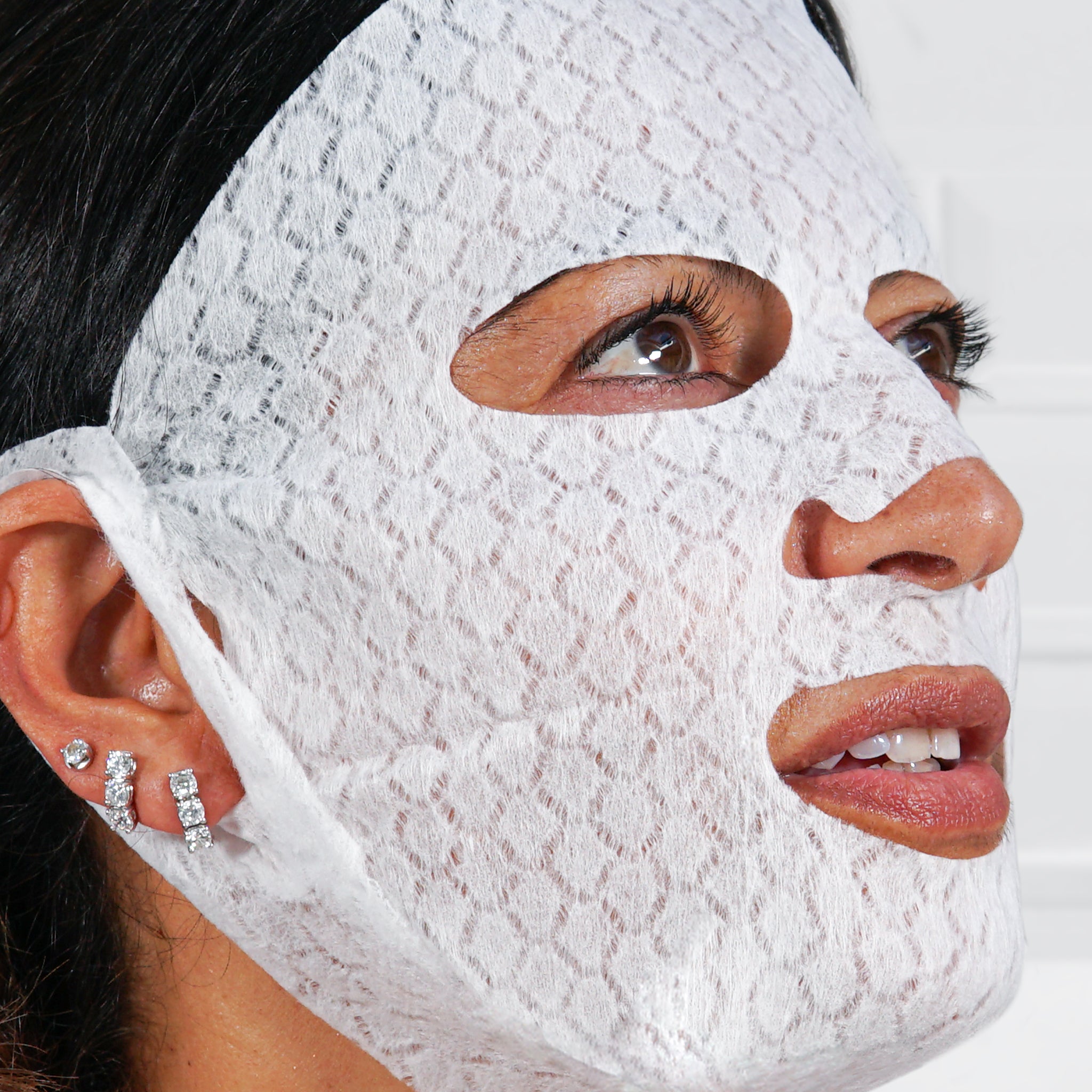 Maschera viso in tessuto applicazione sul viso e orecchie