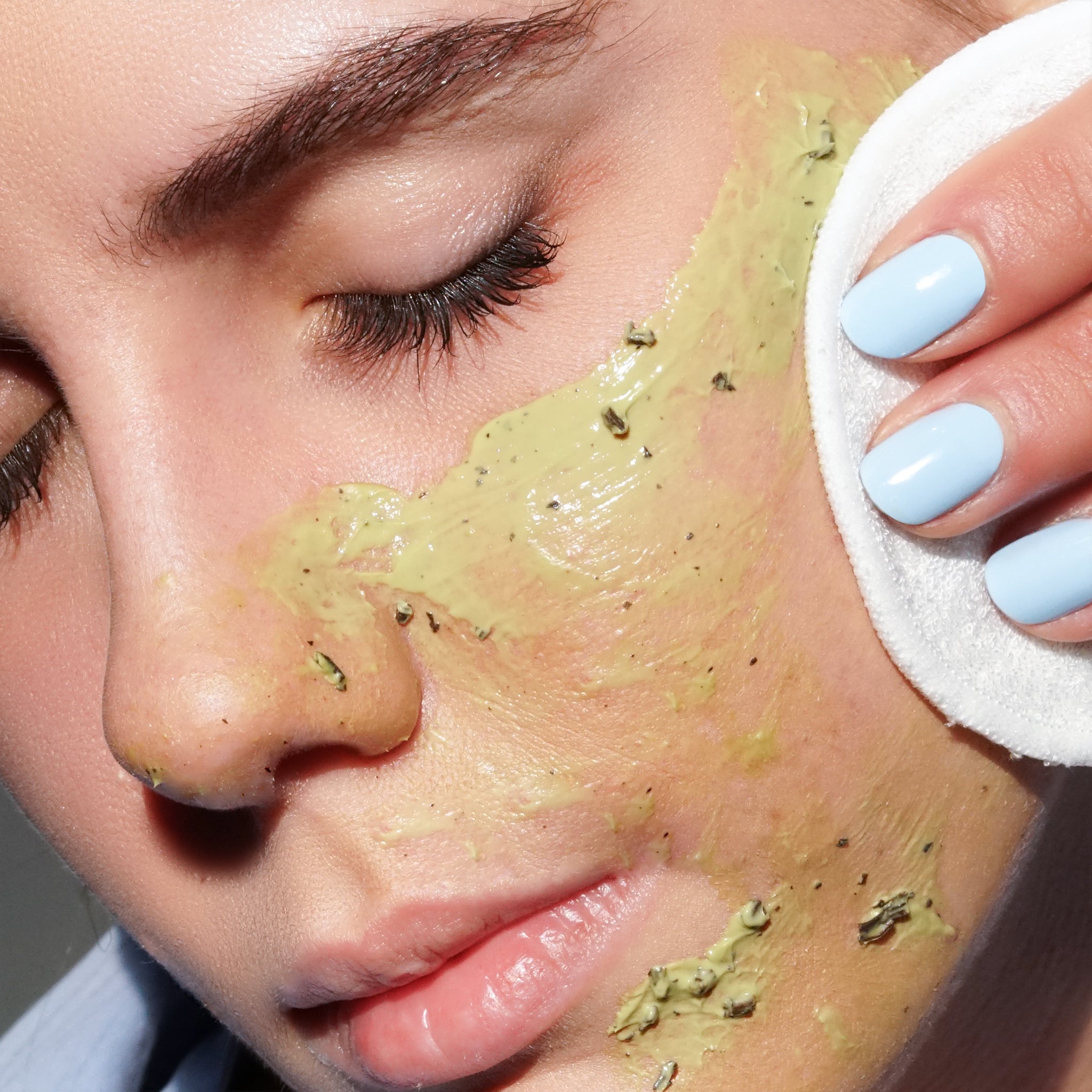 Maschera viso rassodante Golden matcha texture su viso