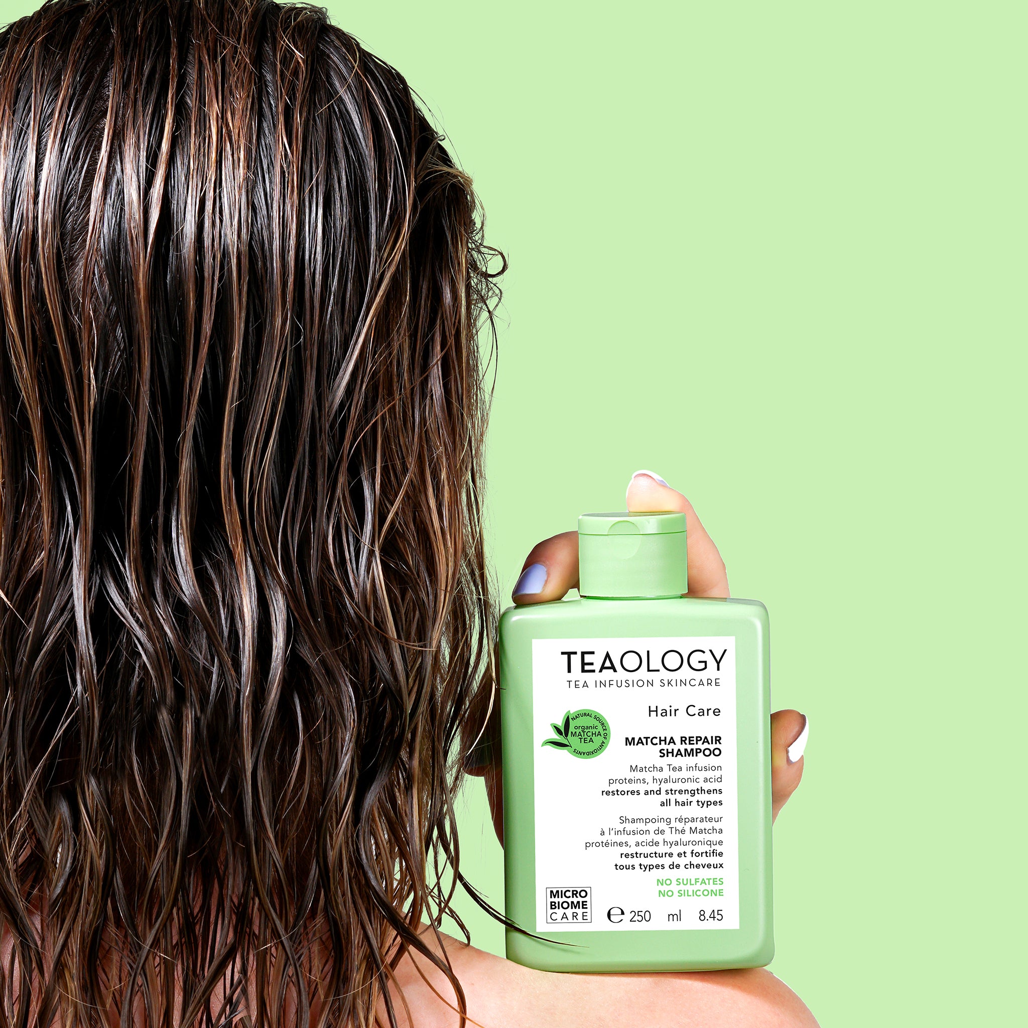 Shampoo ristrutturante con infuso di tè matcha, acido ialuronico e proteine vegetali