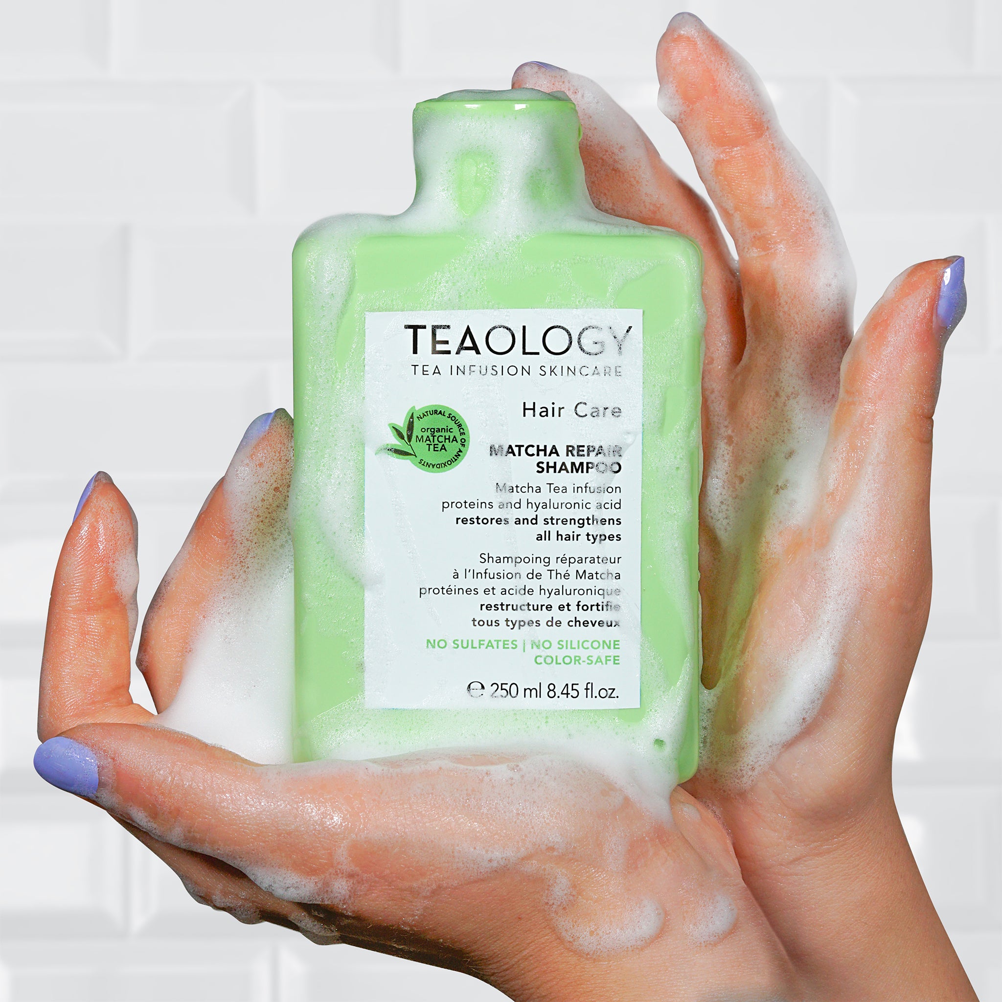 Shampoo ristrutturante con infuso di tè matcha, acido ialuronico e proteine vegetali