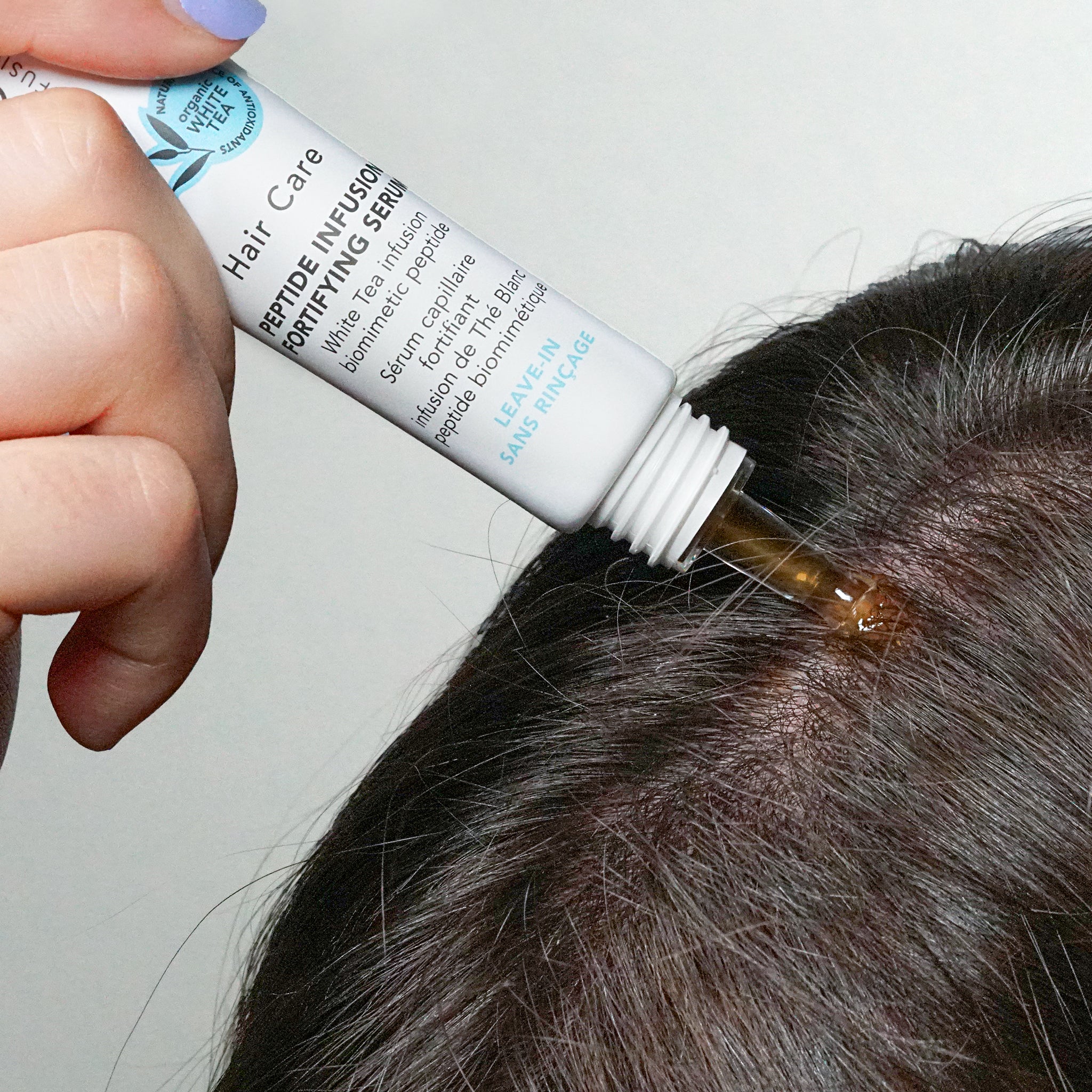 Siero fortificante per capelli e cuoio capelluto con infuso di tè bianco, peptide biomimetico e prebiotici.