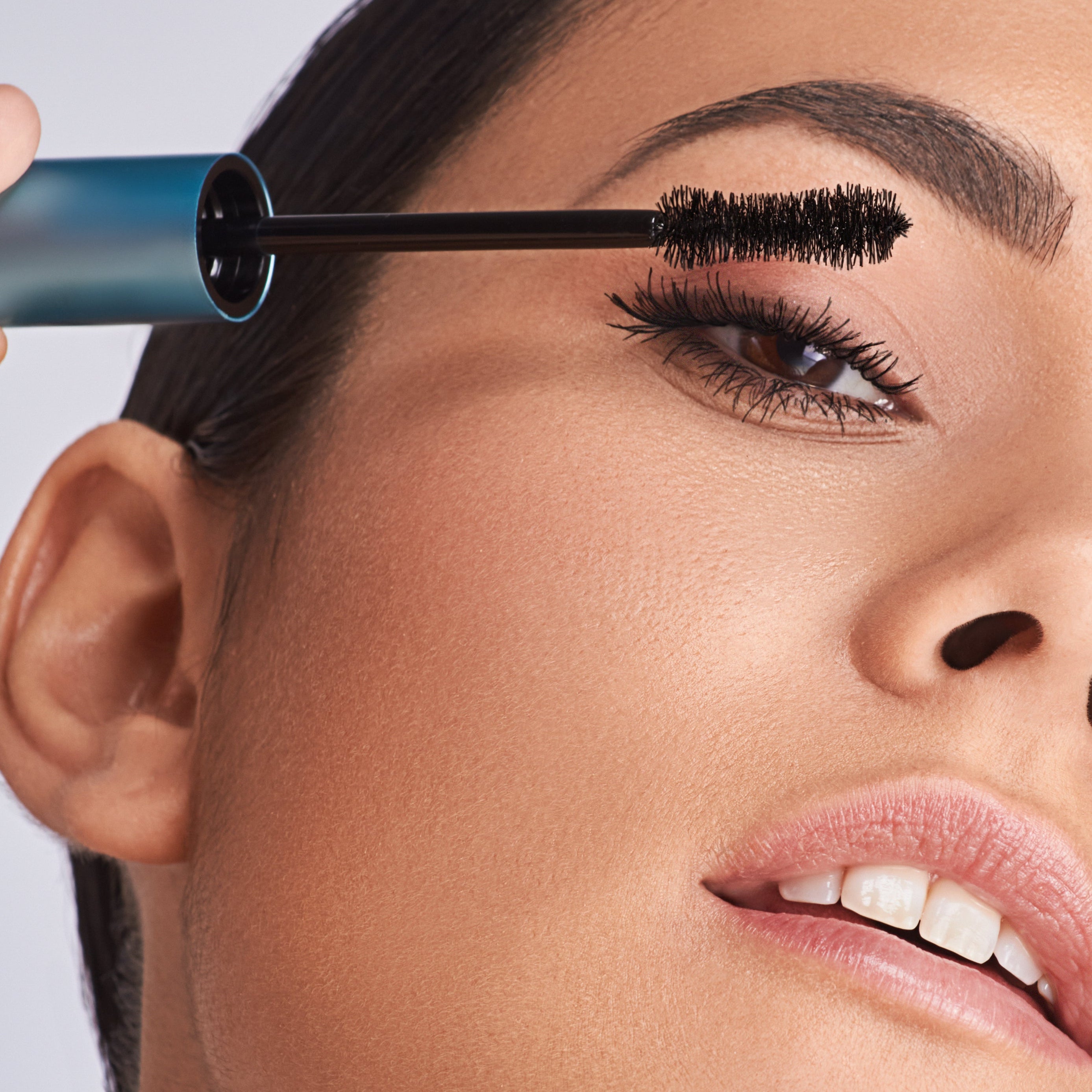 modella-mascara-tea-lash-volume