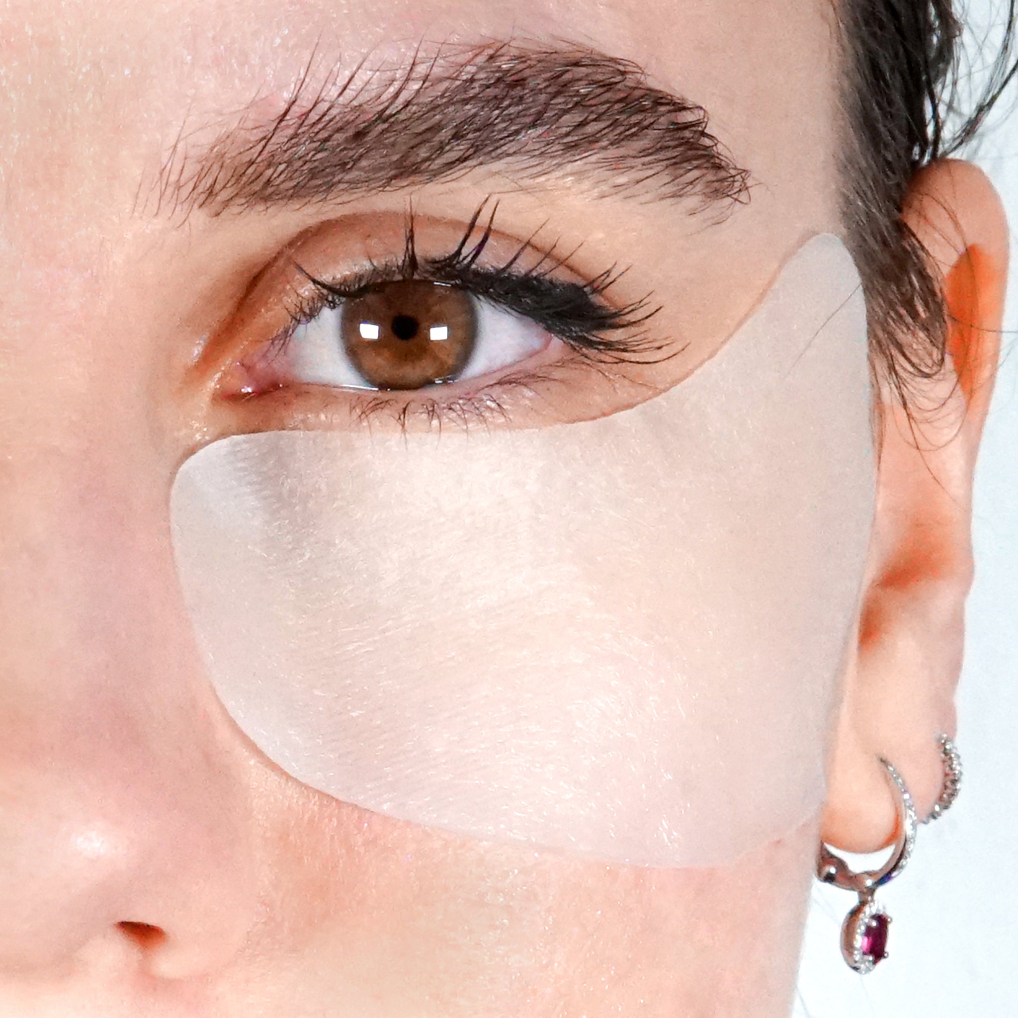 Maschera occhi idratante, anti-fatica con infuso di Tè Blu bio, acido ialuronico e niacinamide levigante, anti-borse, anti-occhiaie - come indossarla sotto gli occhi